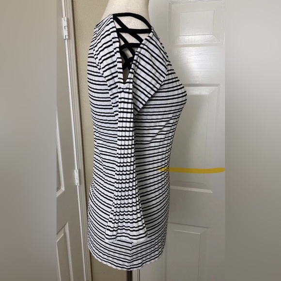 White House Black Market Blouse Size XS Black White Knit Stretch Top WHBM - Picture 3 of 6